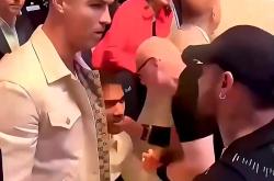 关于内马尔今日表现抢眼，C罗整场无解，教练赛后亲自拥抱的信息