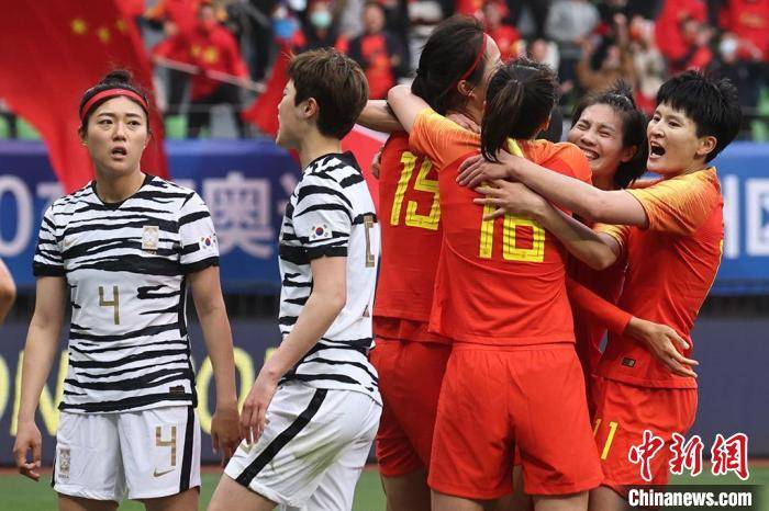 巴西女足队员在冠军赛中力压对手