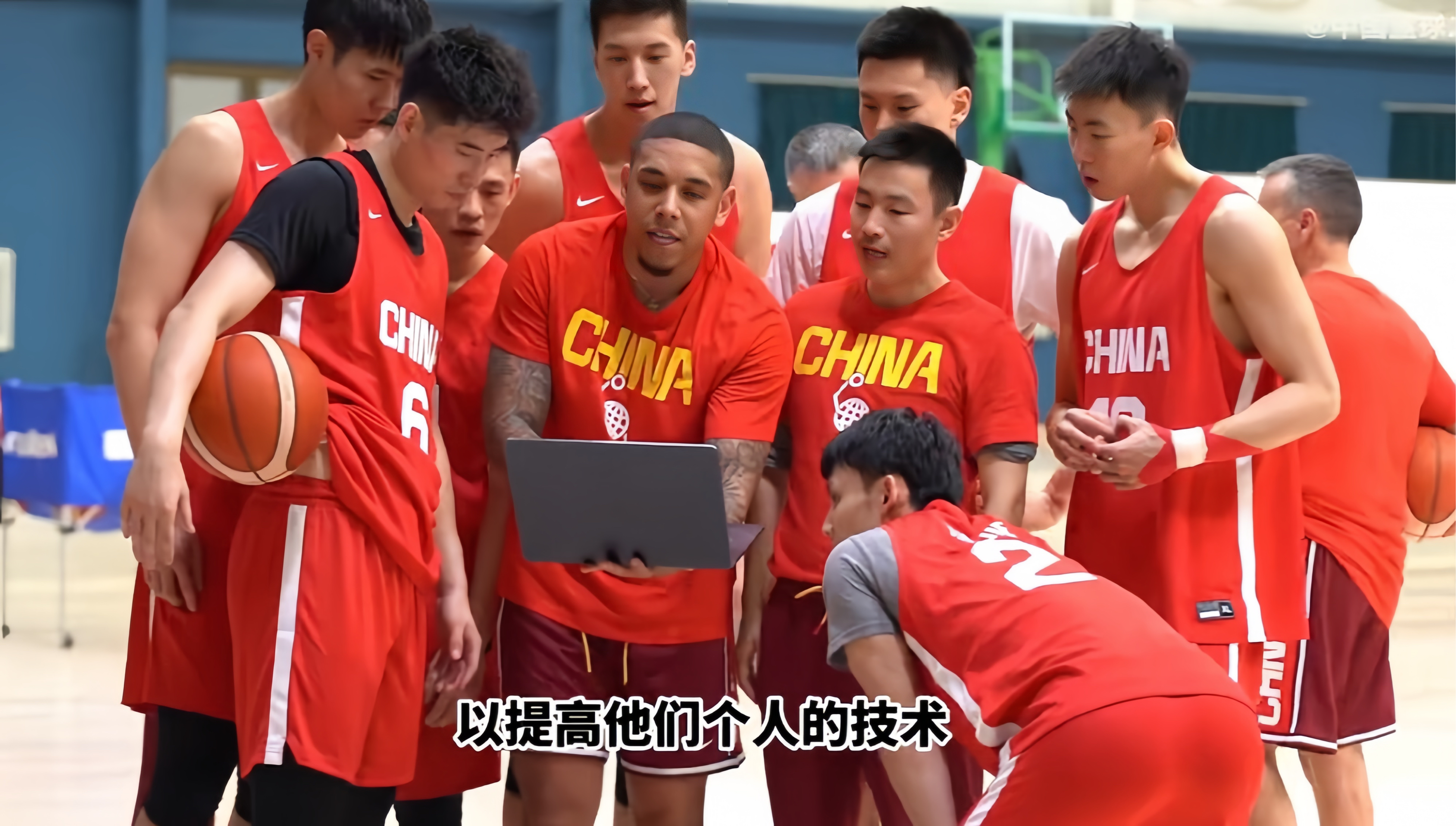 亚洲球员在国际比赛中展现集体力量