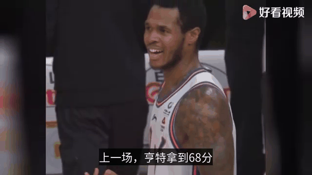本菲卡场边指挥情绪激动，本泽马队员怒摔水瓶